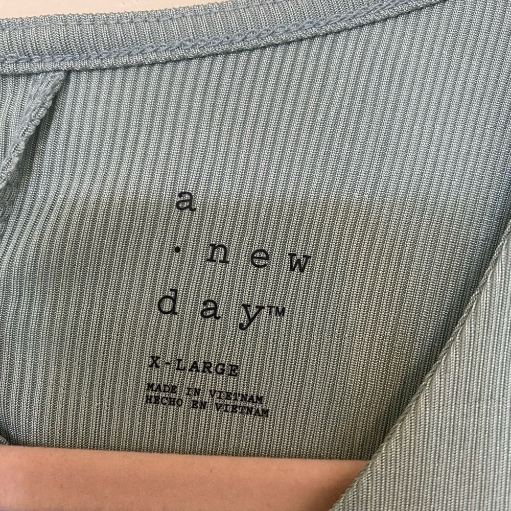 ♥️SOLD♥️ Teal Ribbed Sleeveless Top - Picture 2 of 4